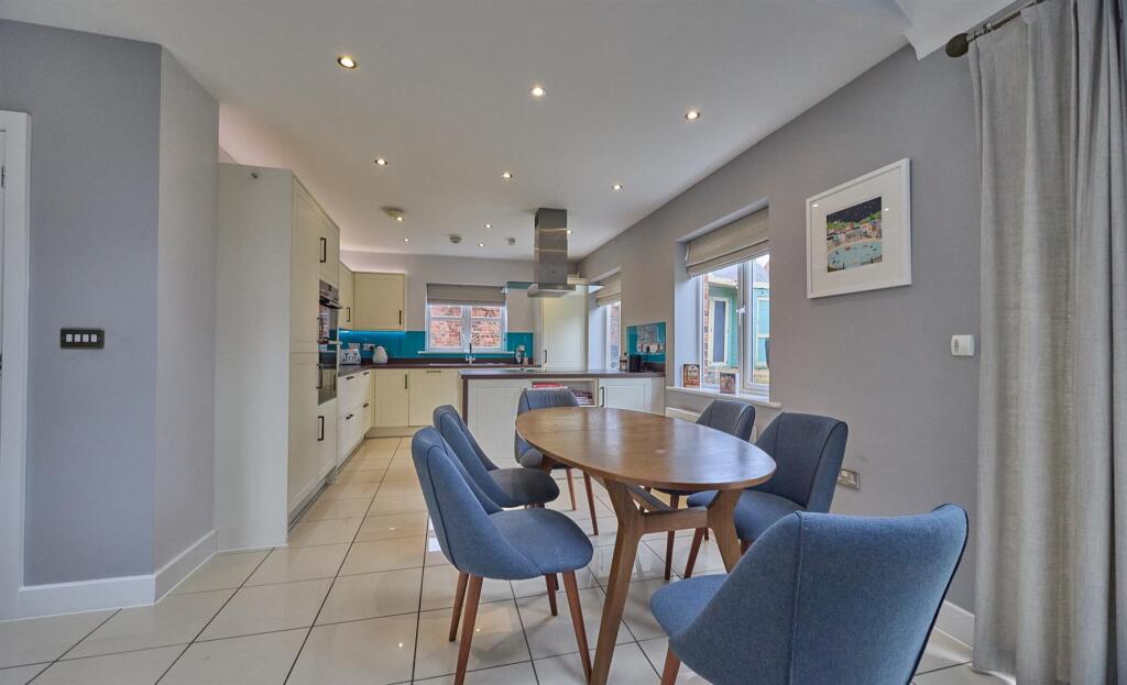 L SHAPED OPEN PLAN LIVING DINING KITCHEN