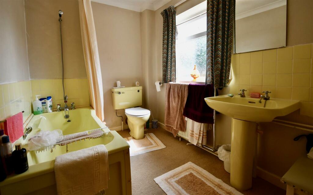 Lemon bathroom