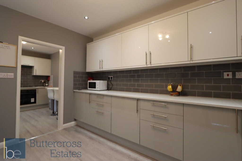 Kitchen (2).JPG