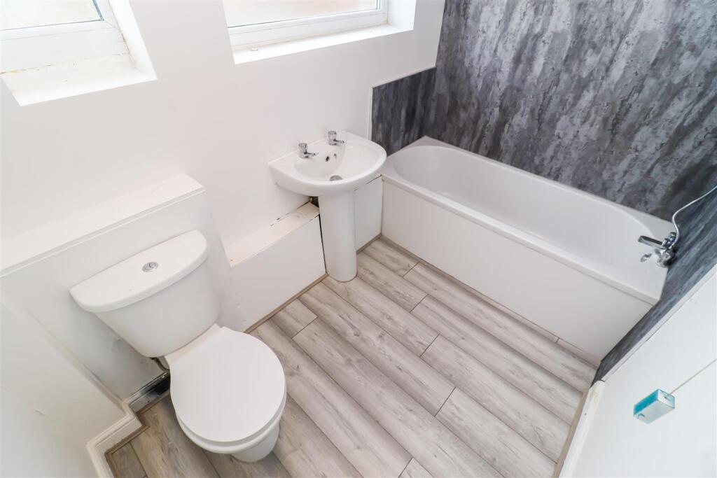 BATHROOM/W.C.