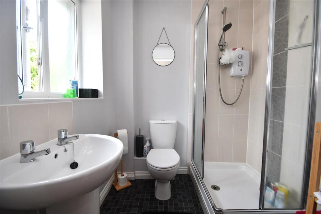 EN-SUITE SHOWER ROOM