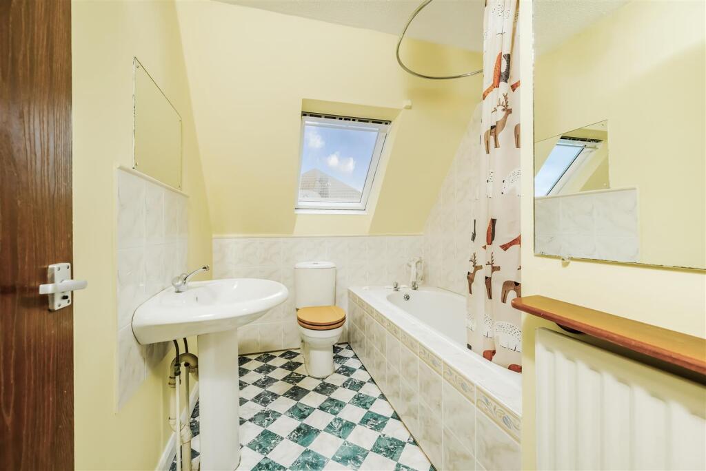 2 Cormorant Close Bathroom (1).jpeg