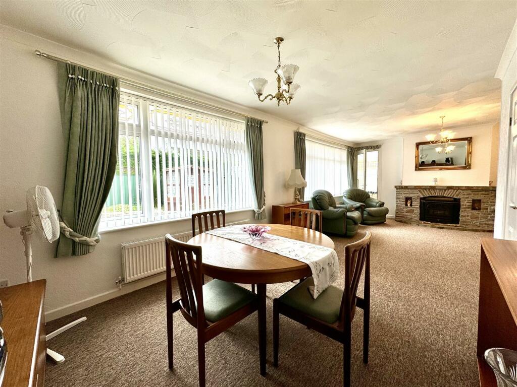 LOUNGE/DINING ROOM