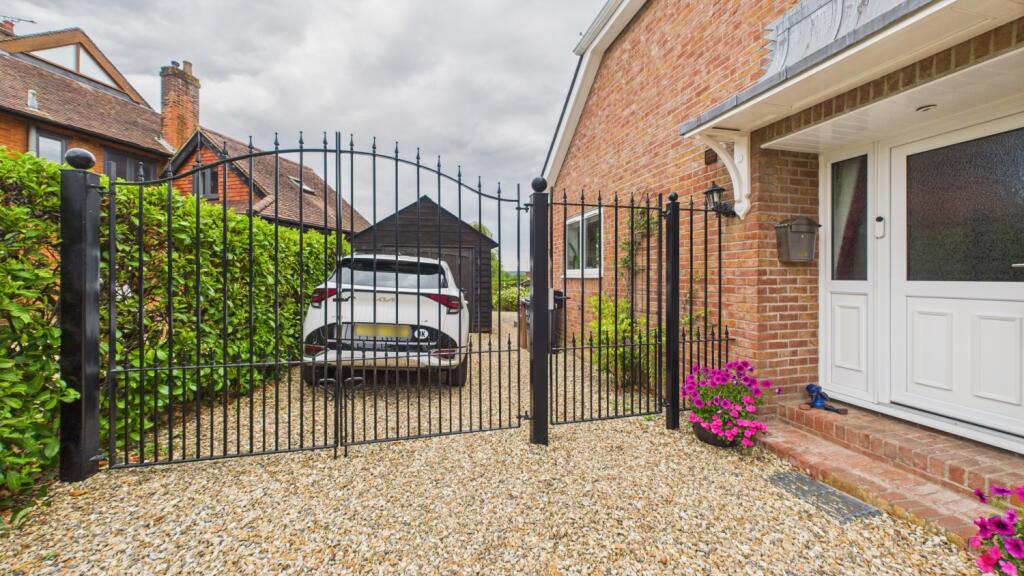 ewemveromsey-entrance-abbeyview
