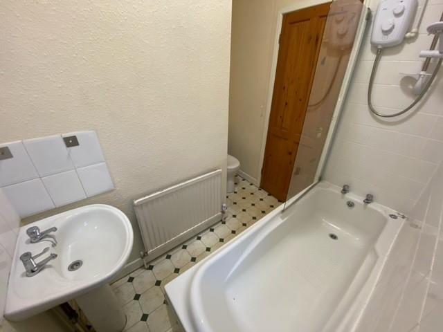 Bathroom 1.jpg