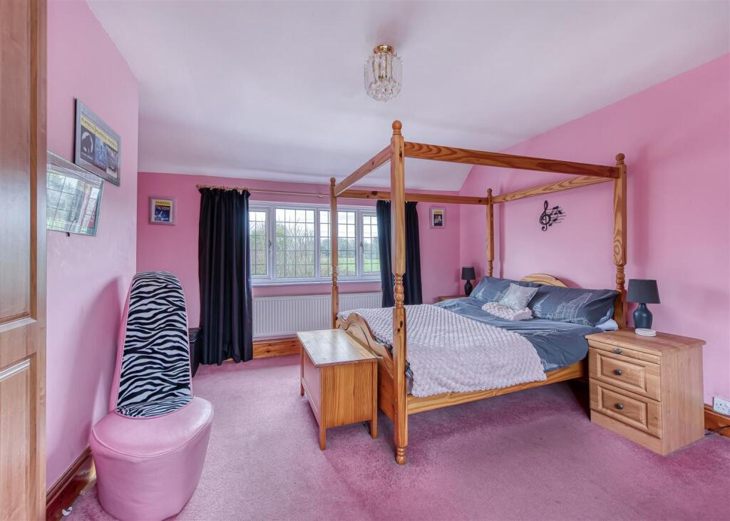 Natsfield House-bed2b.jpg