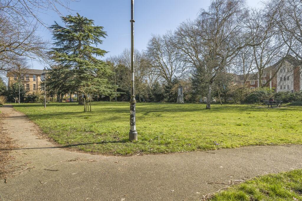 COMMUNAL GROUNDS