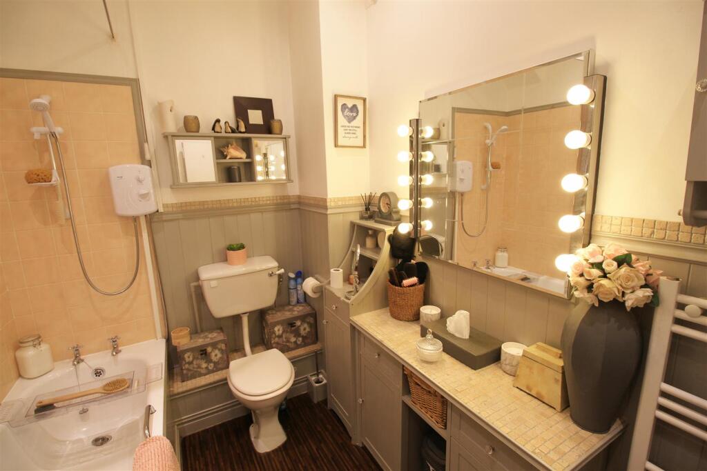 Bathroom..jpg