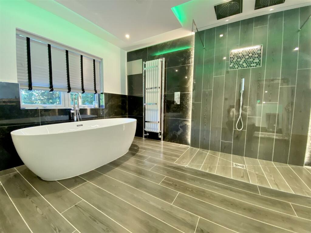 EN SUITE BATHROOM