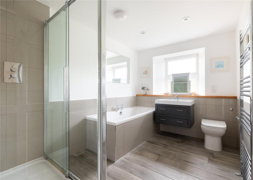 Family Bathroom 1
