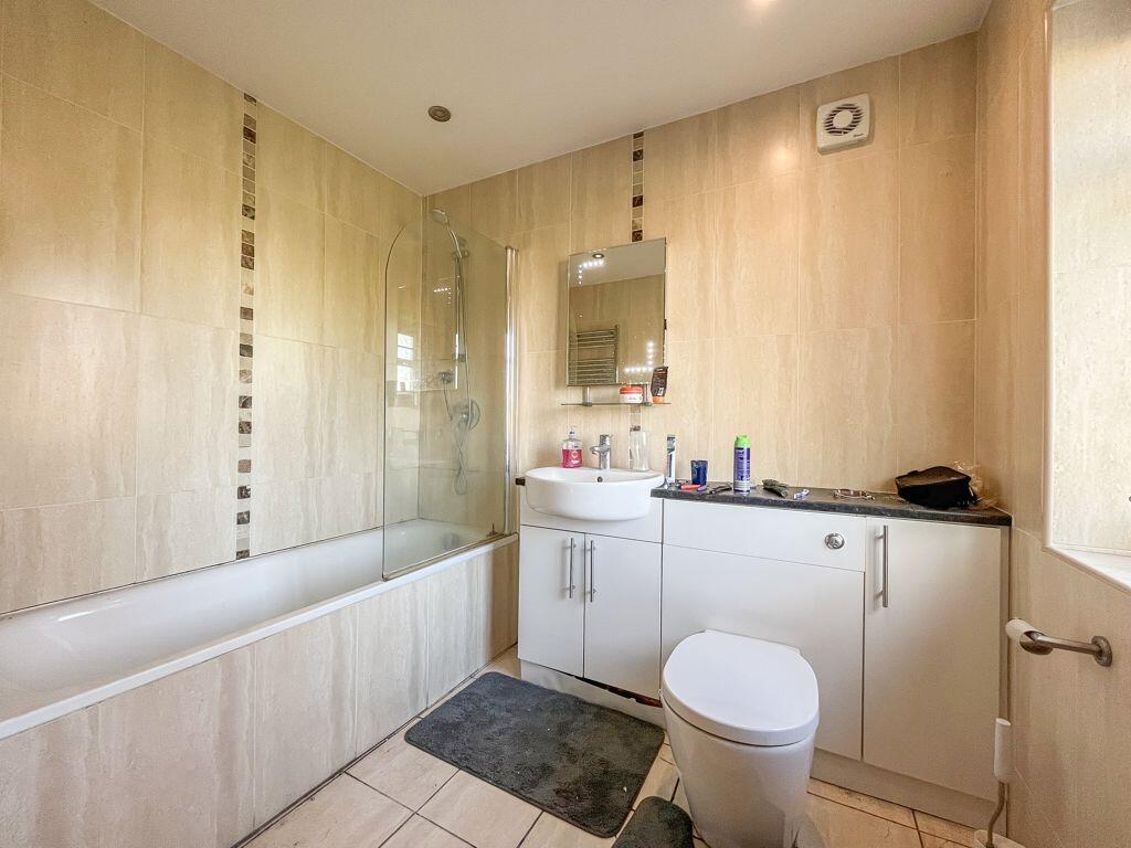 EN-SUITE BATHROOM