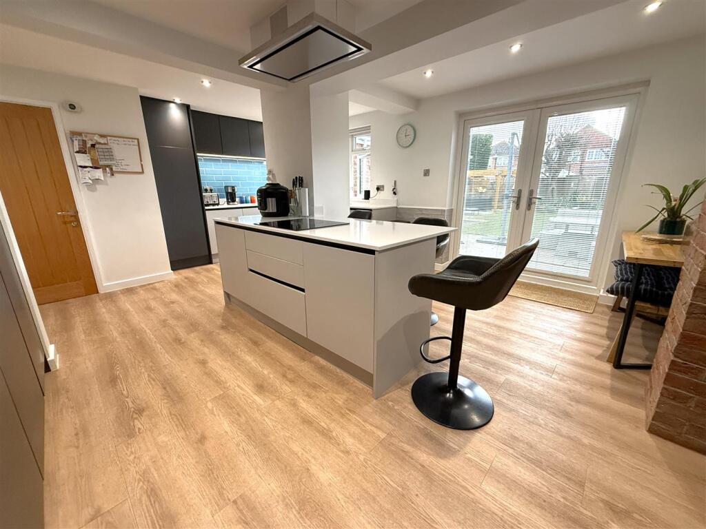 OPEN PLAN BREAKFAST KITCHEN