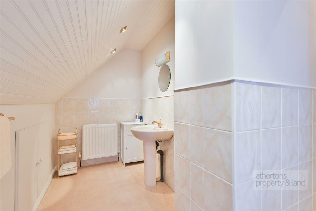 Beacon Holme - En Suite (3).jpg