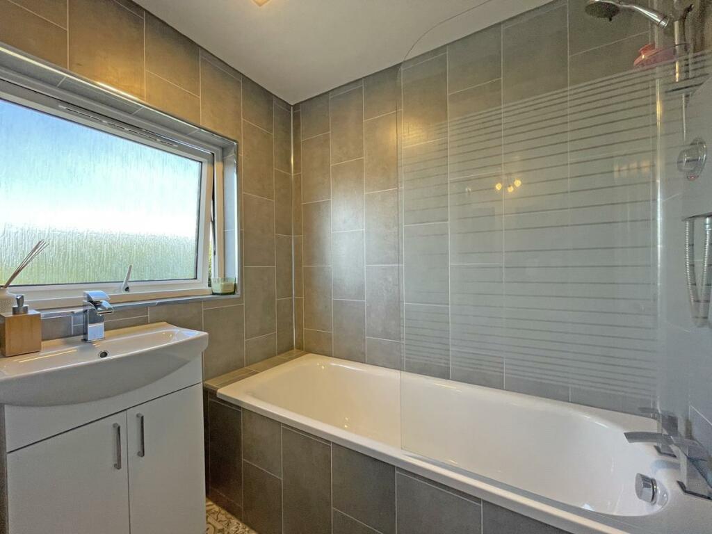 Ipswitch Close 11 Bathroom.jpg