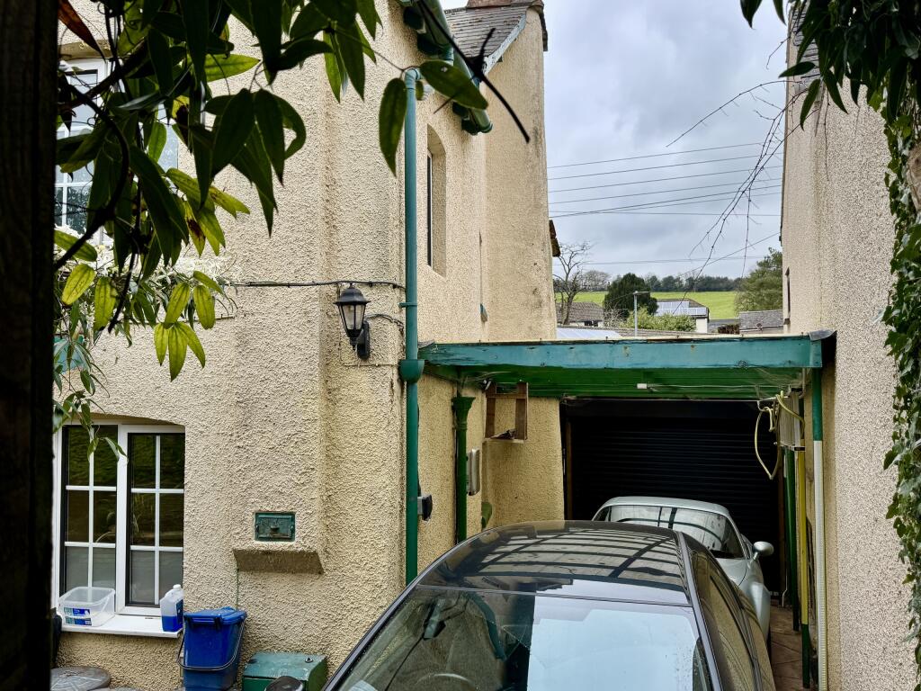 Carport/Off-Street Parking