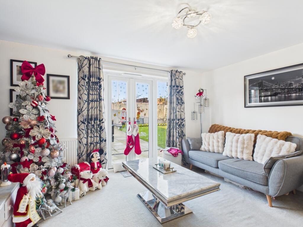 CAM03729G0-PR0199-STILL004