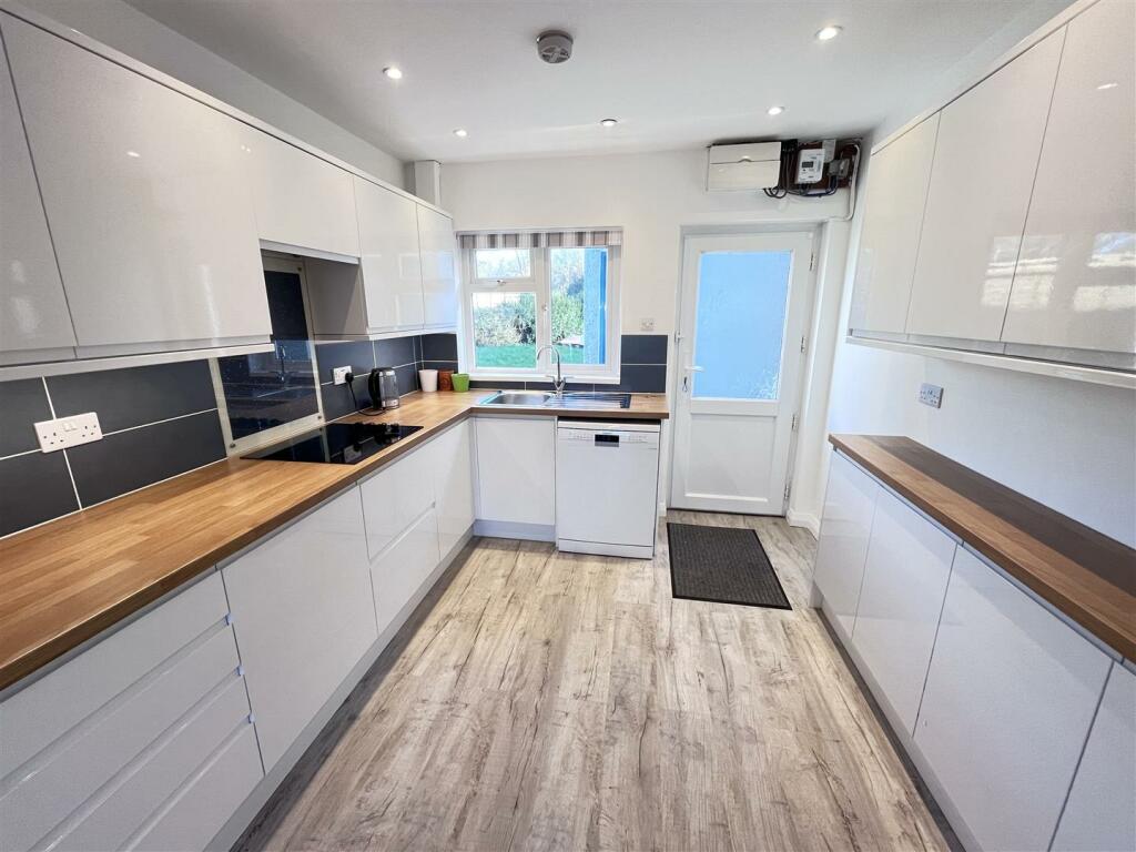 KITCHEN/DINING ROOM