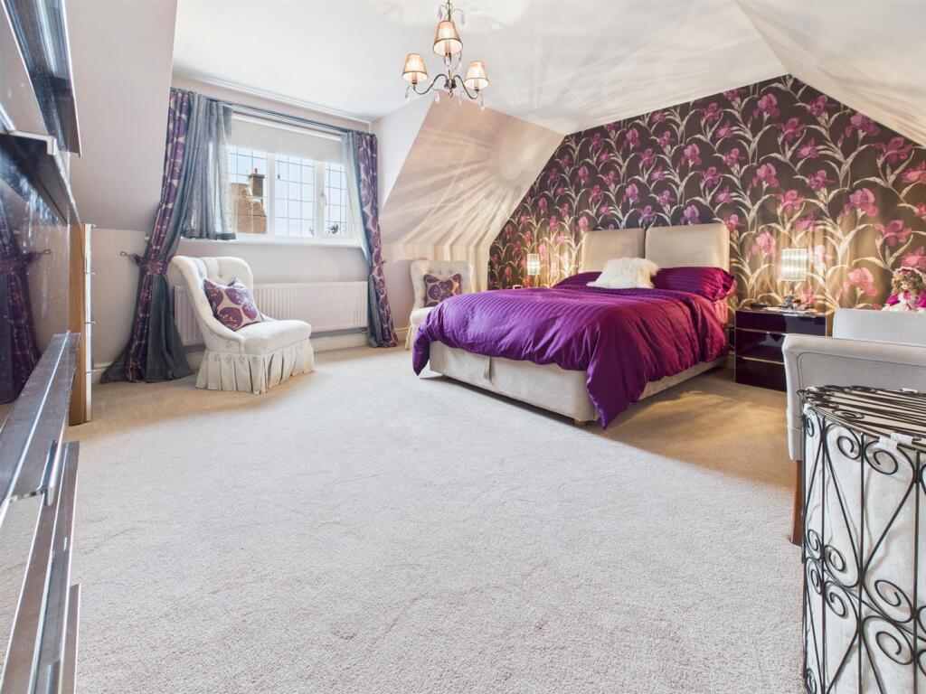 PRINCIPAL BEDROOM