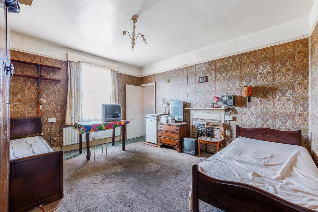 18 Buxton Gardens-14.jpg