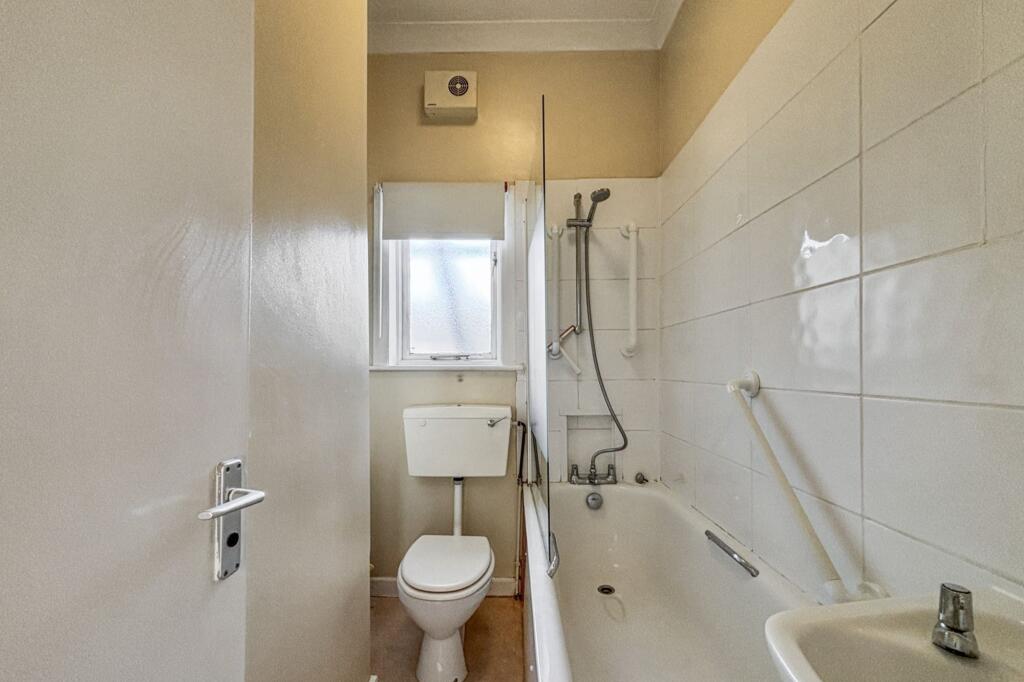 104B St Stephens Avenue, London W12 8JD