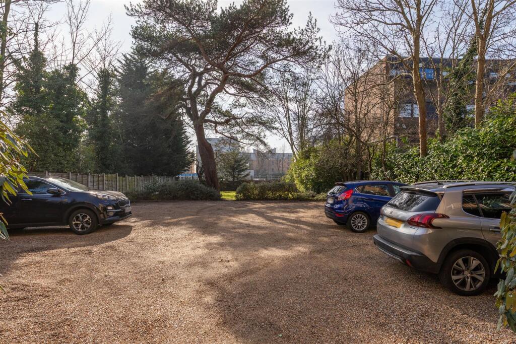 Churchfields, E18