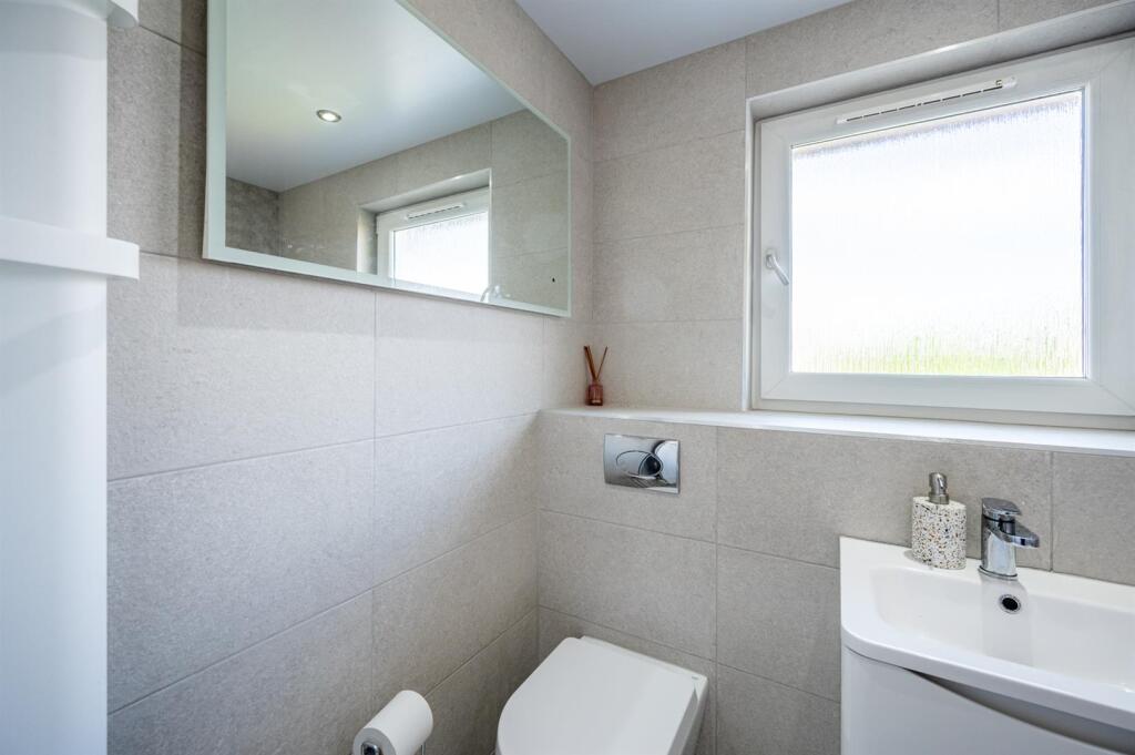 Bathroom (2).jpg