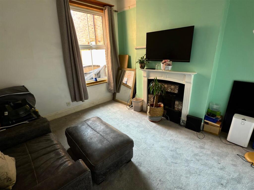 DINING ROOM.jpg