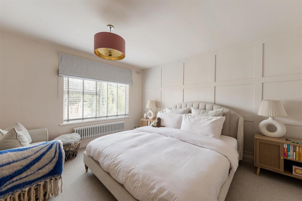Fosters Close, E18