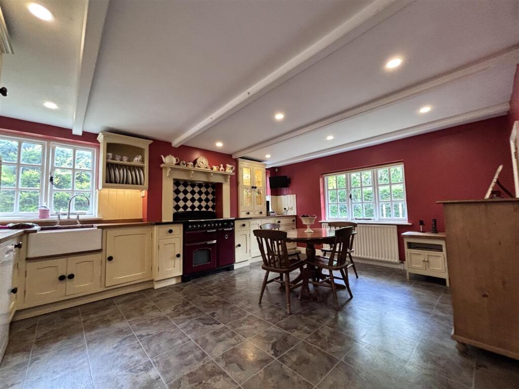 Corner Cottages Kitchen.jpg