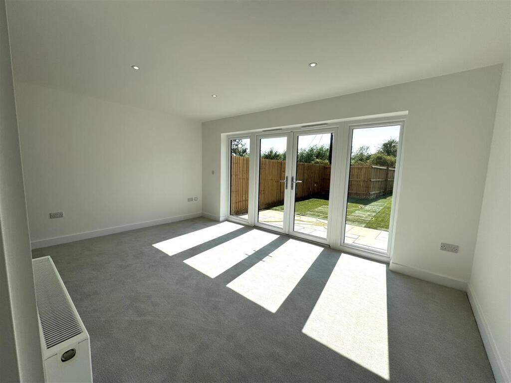 Living room pic 8.jpeg