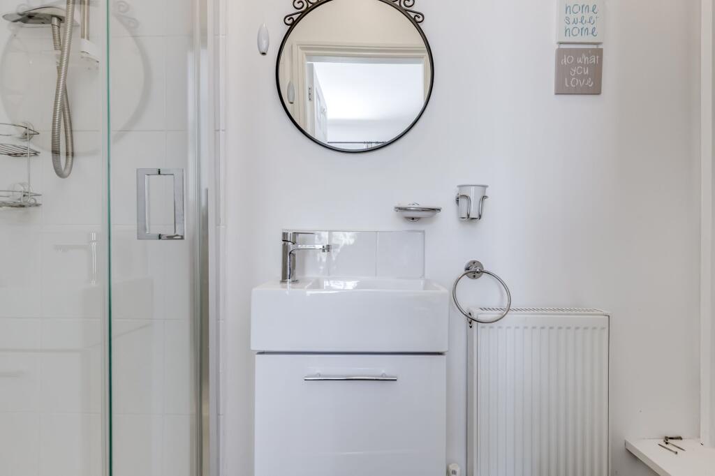 En-suite - Bedroom 5