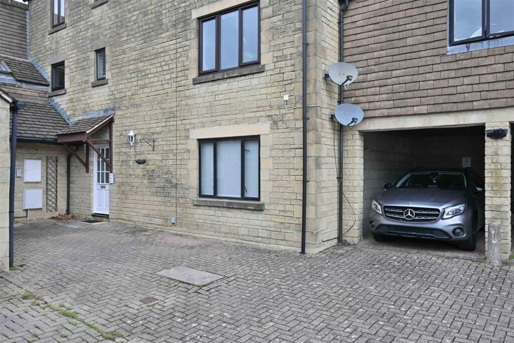 100925   21 Old Post Office Lane Corsham    016.jp