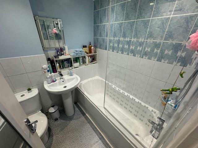 108 g bathroom.jpg