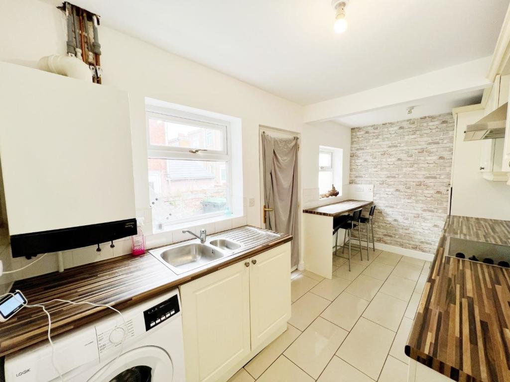 Kitchen 1.jpg