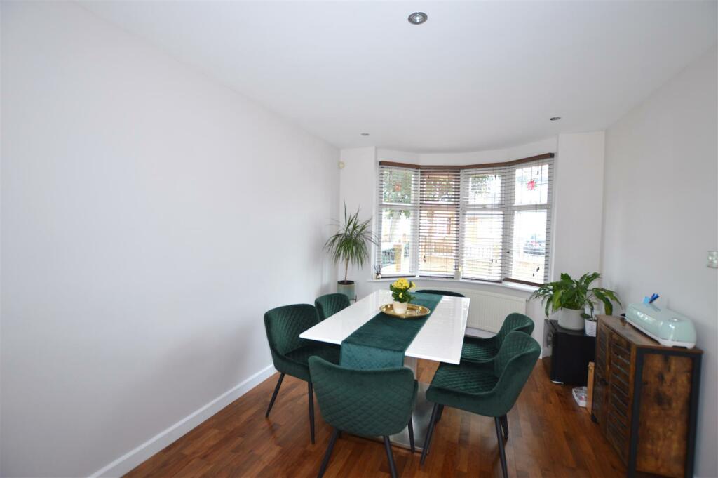 201 Lyndhurst Ave din area Oct 24.JPG
