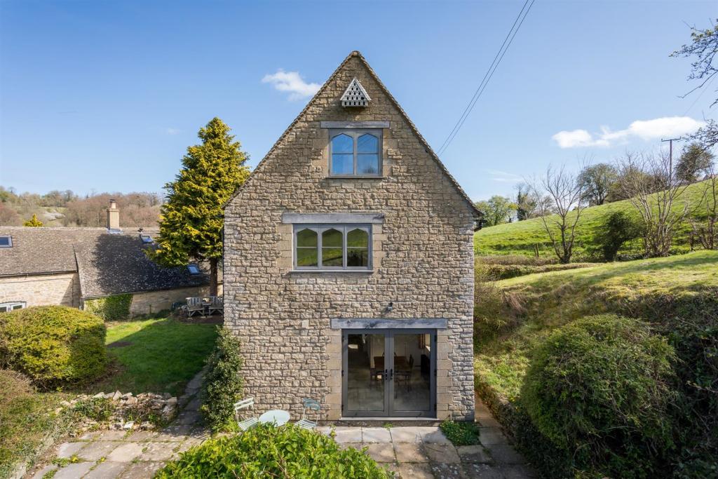 11 - Christmas Cottage - GL6 8JG - Web.jpg