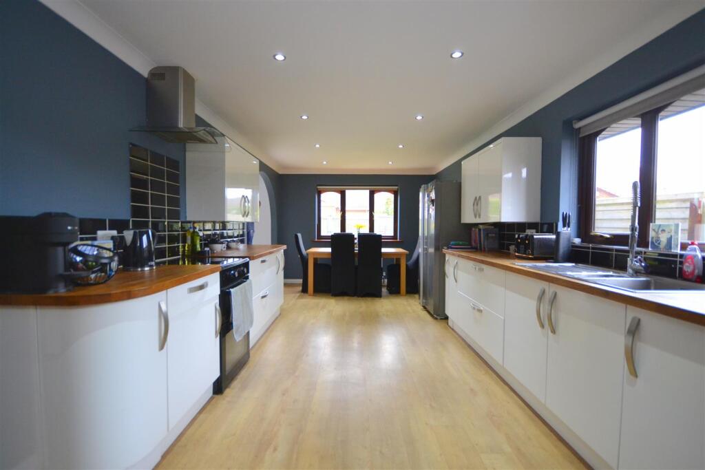 Kitchen/ Dining room