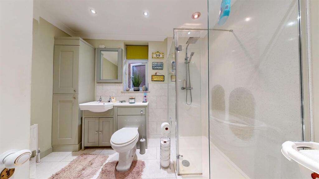SHOWER ROOM PIC 2.jpg