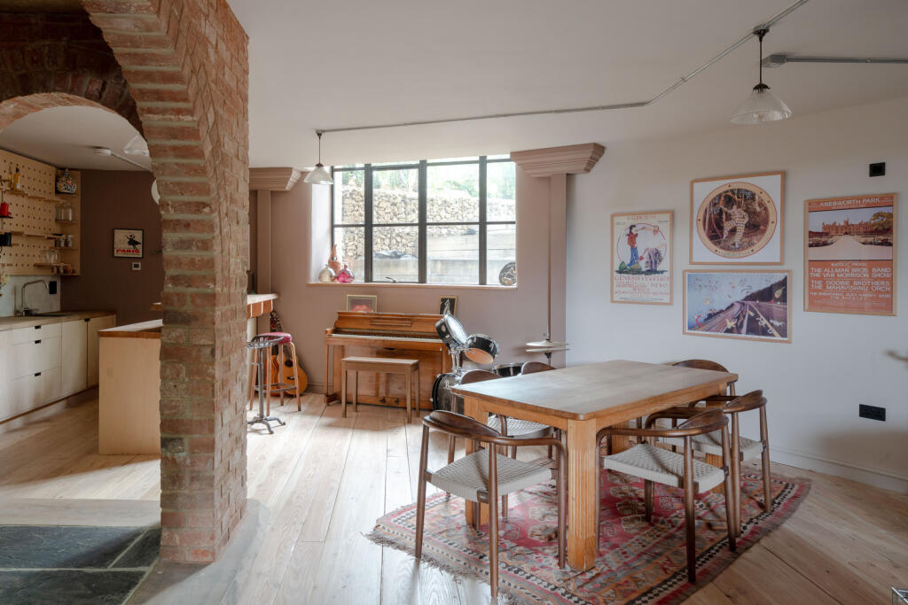 298414 - The Roundhouse, Park Lane, Old Knebwor...