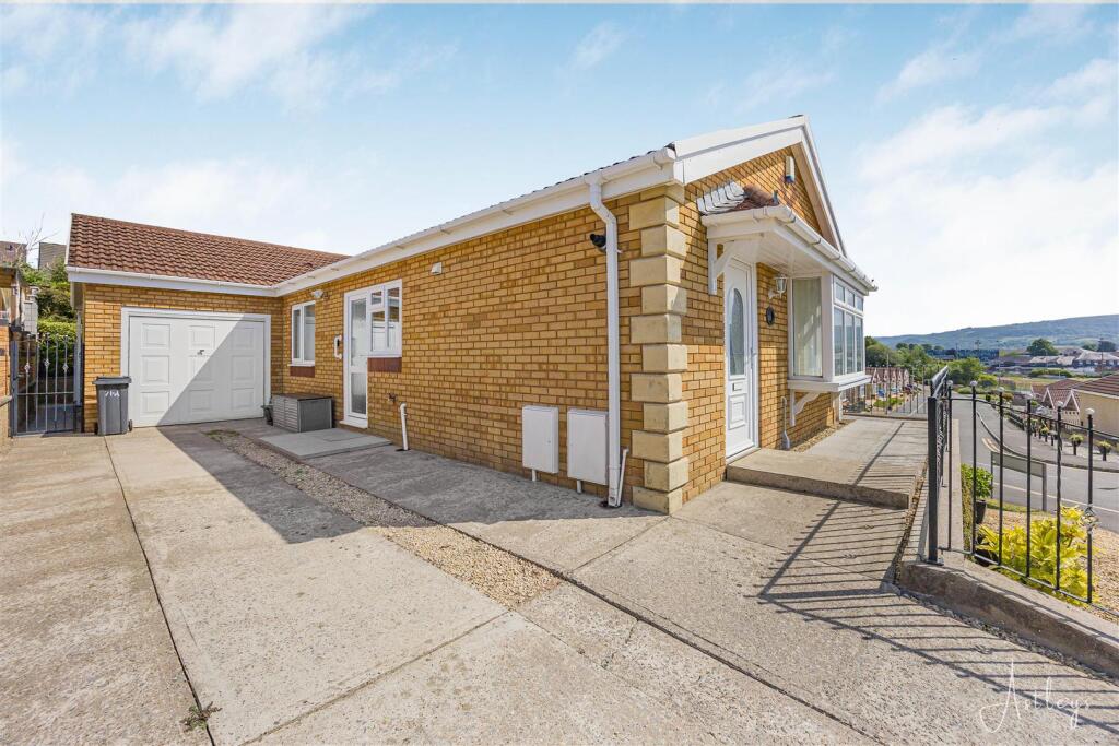 Single garage/driveway