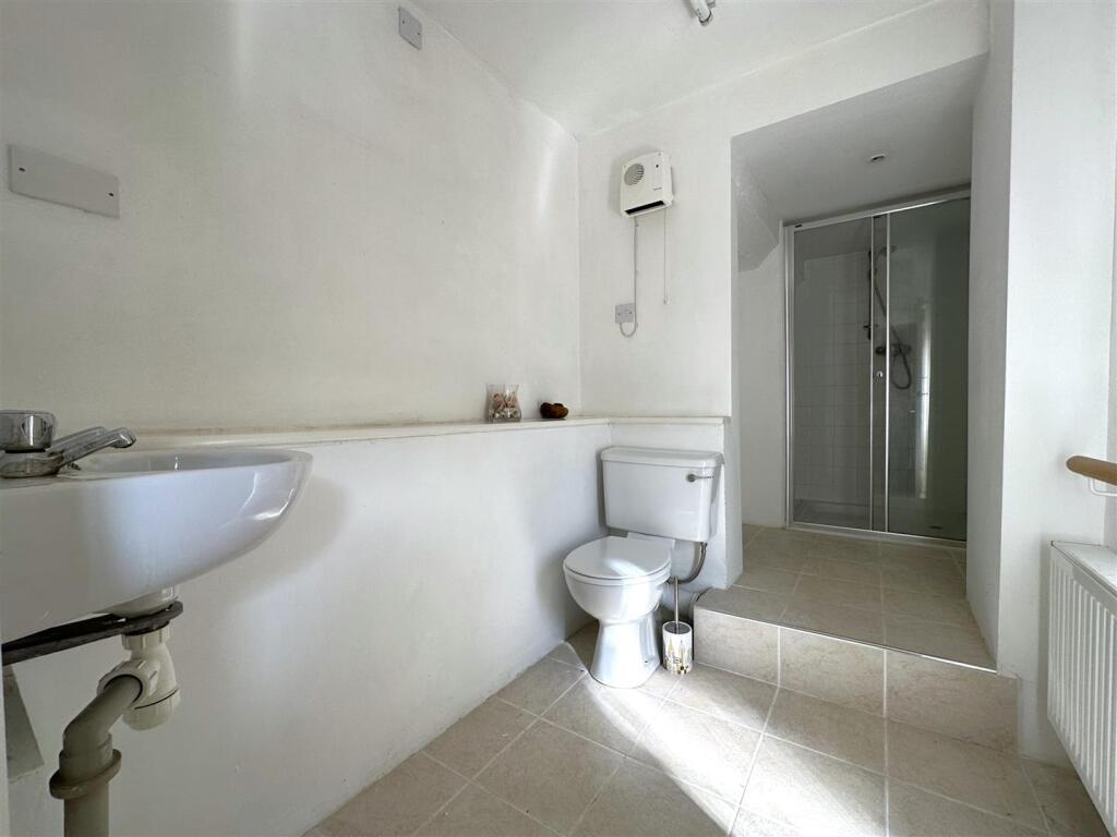 Annexe Shower Room 713