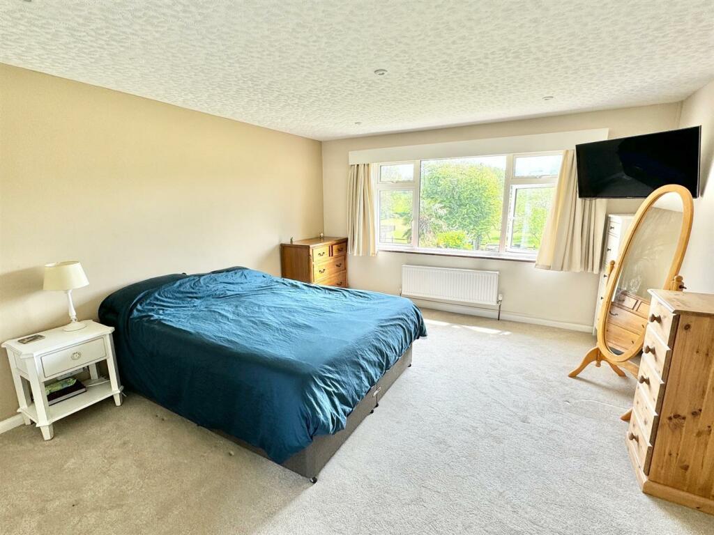 bed1.jpg