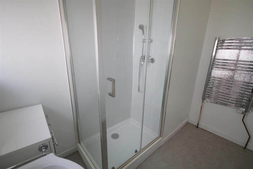 B Showewr Room i.JPG