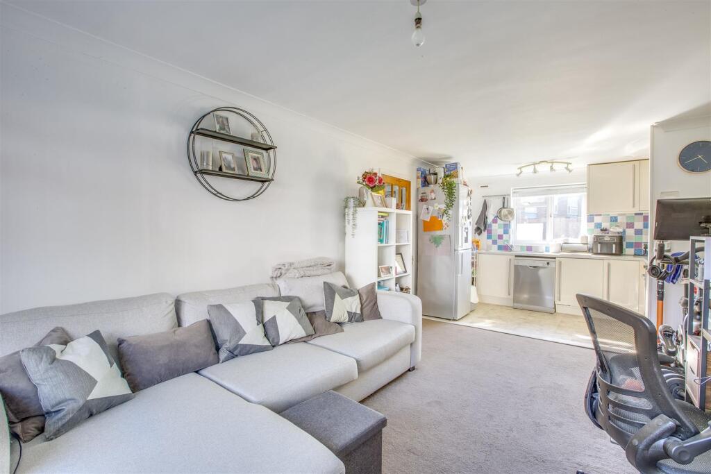 Lounge/Kitchen