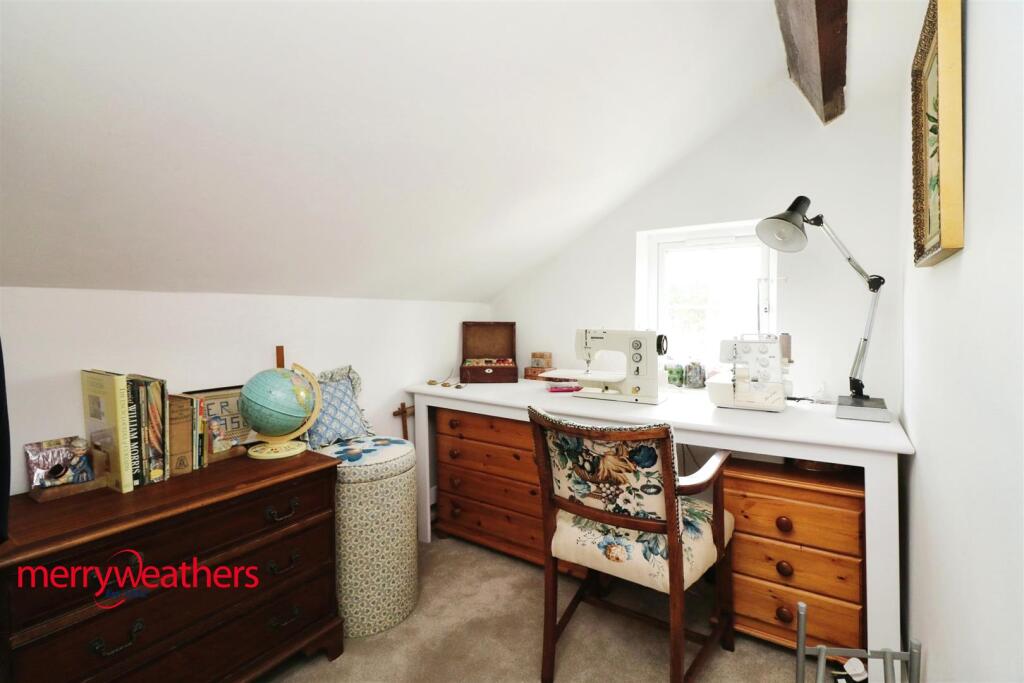 SIDE BEDROOM