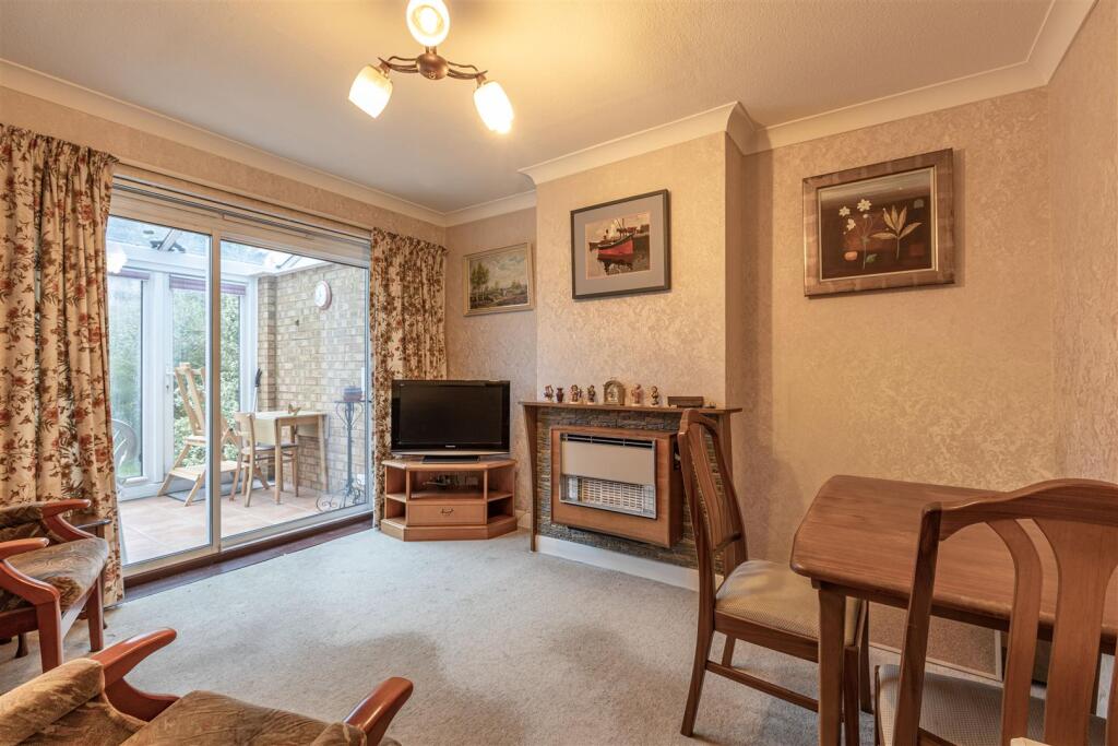 50 Petersham Avenue, Byfleet, KT14 7HY - 13.jpg