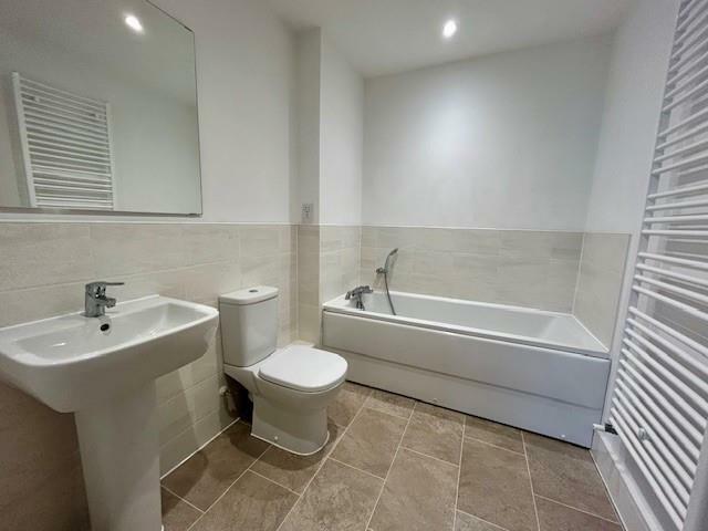 6 Swallowtail Grove family bathroom.jpg