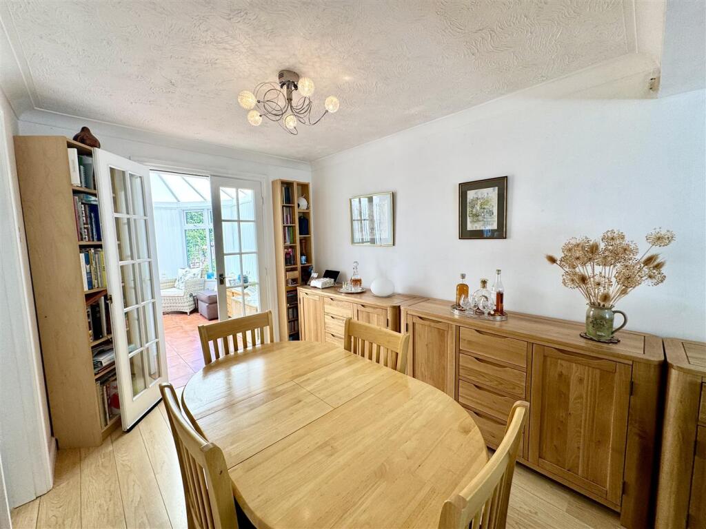 LIVING/DINING ROOM
