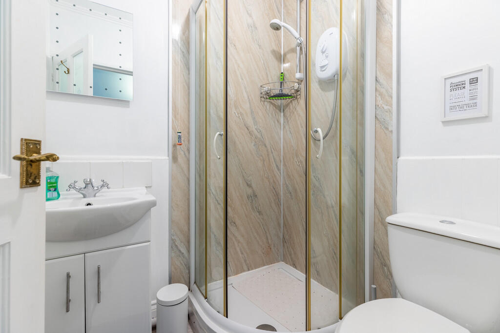 Bedroom Two En-Su...