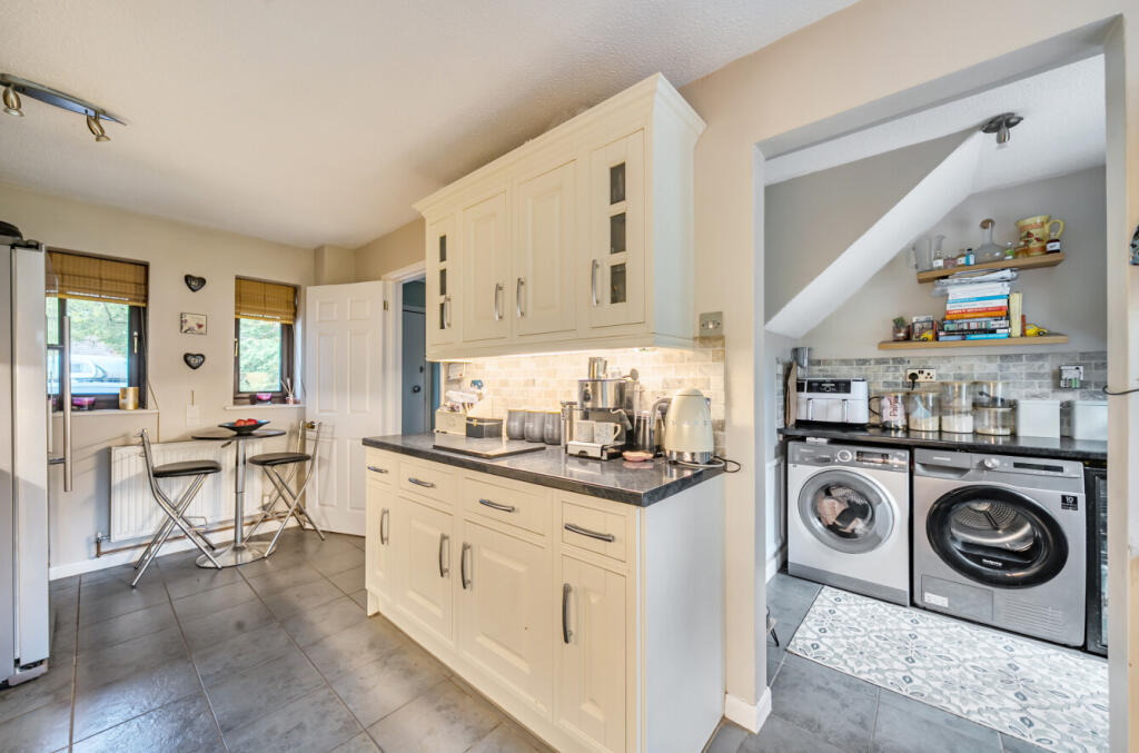 1371505-8-6904dae...